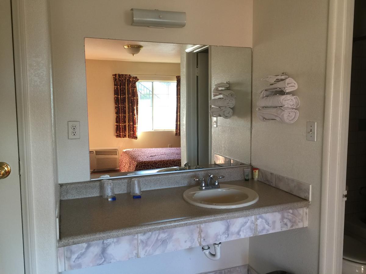Black Horse Motel แอปเปิลแวลลีย์ ภายนอก รูปภาพ